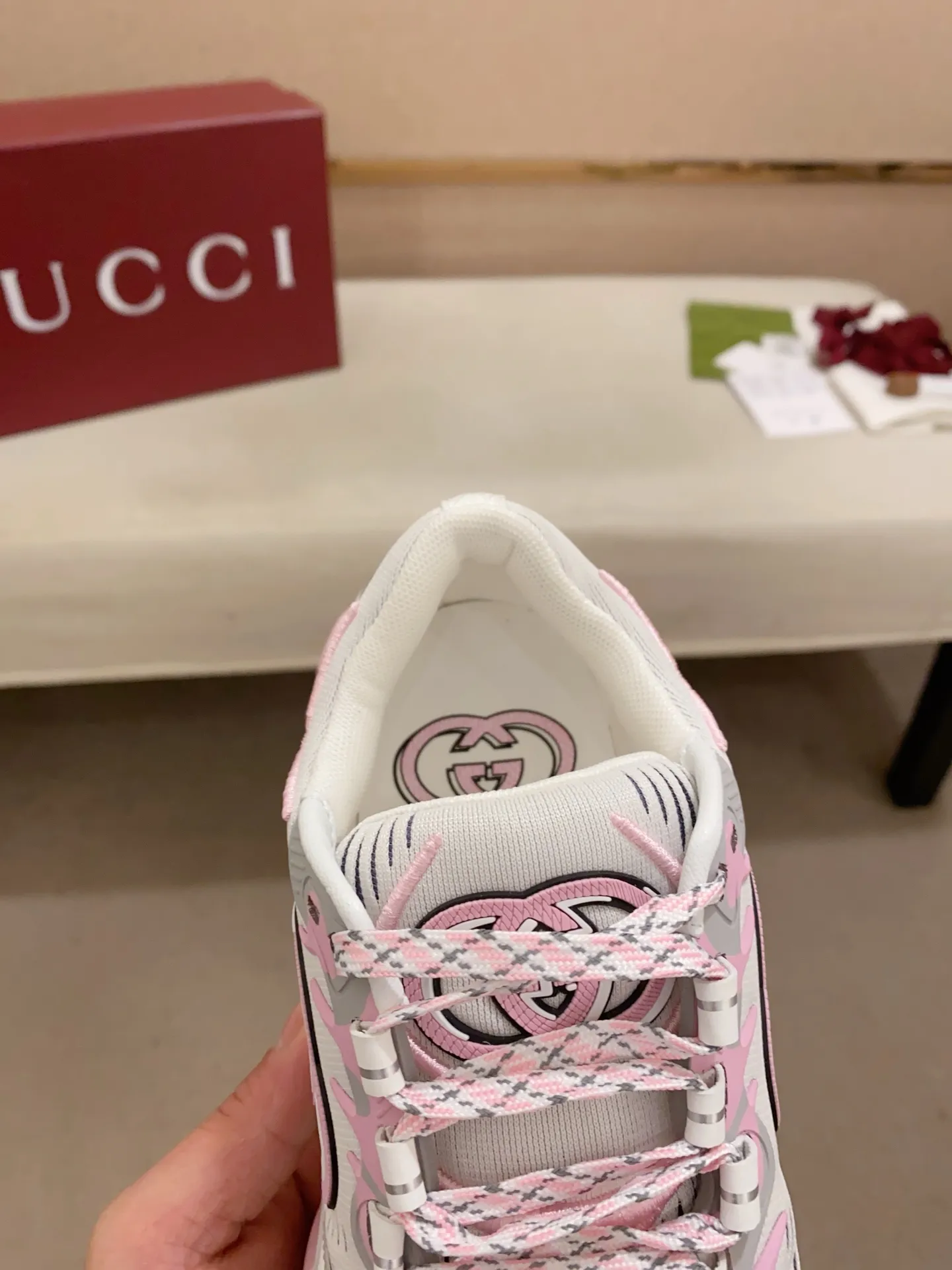 Men's shoes💰: 840💰High version of Gucci series couple's thick-soled sneakers! Gucci Gucci wave shoes Gucci's new designer has brought a new design, with a more comfortable foot feel and a new wave design. GUCCI's new Ripple wave shoes have an upper made of soft nappa leather and mesh. The foamed TPU midsole provides excellent comfort and feels like falling into the clouds. This new sports shoe adopts a thick-soled design, with a stitched leather upper and mesh, showing a full sense of technology. The two major brand logo details, the 3D-effect interlocking Double G leather patch and the Gucci letter metal hardware, inject a dazzling texture into the overall design. These shoes are crafted from silver metallic leather. Silver metallic leather, leather piping mesh details, Gucci lettering metal hardware, interlocking double G patch, lightweight rubber sole, top stitching and comes with a pair of shoelaces. Size: Women's 35-40 (can be customized to 34.41).        Male 39-44 (38.45 can be customized).